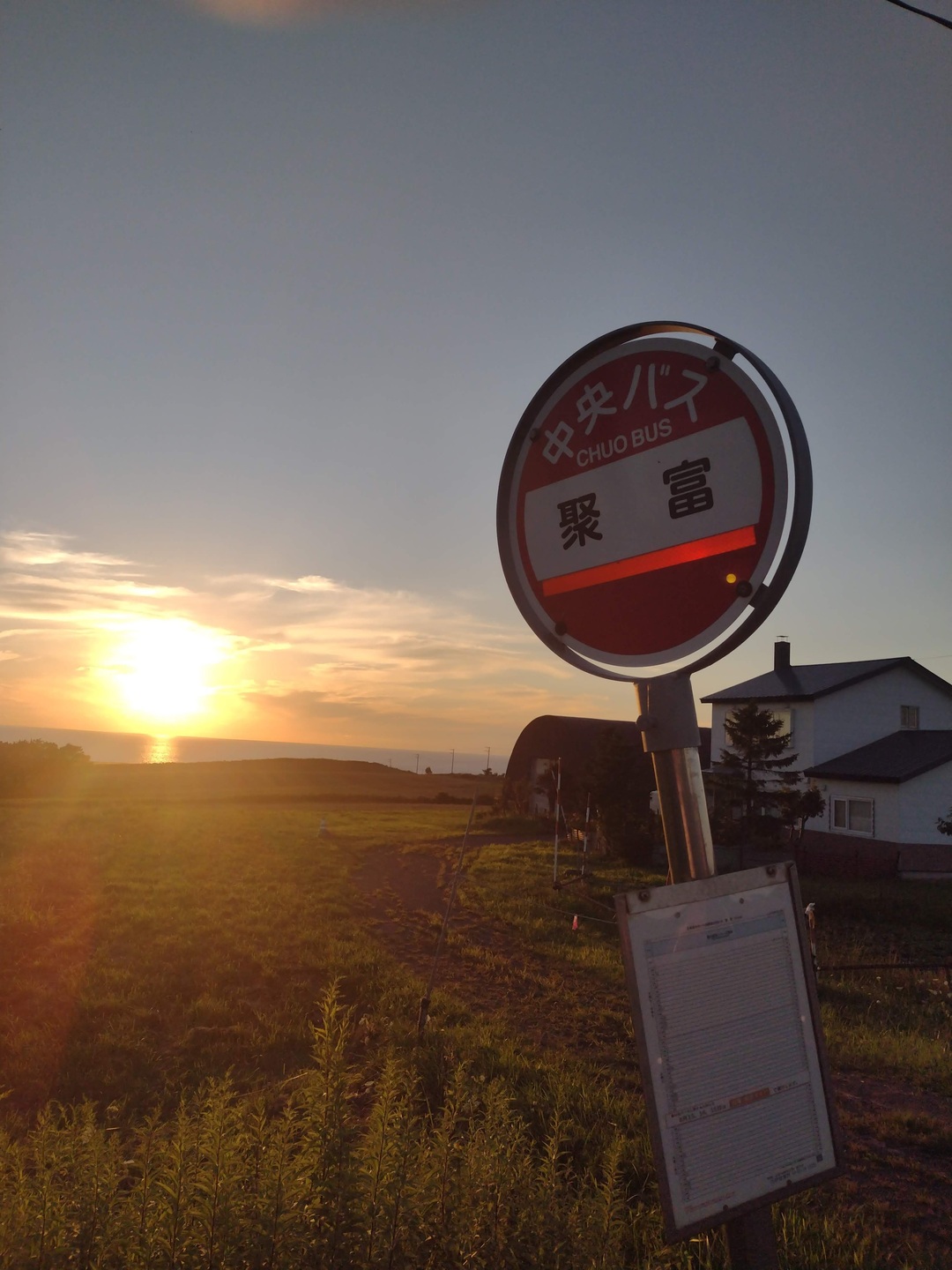 夕陽とバス停／寄棟.jpg